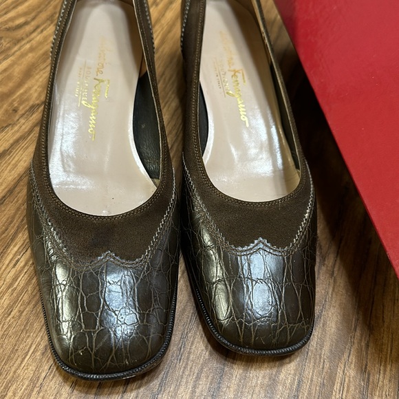 Salvatore Ferragamo Made in Italy Brown Suede/leather-1 1/4” heel, Size 9 1/2C - Picture 3 of 10